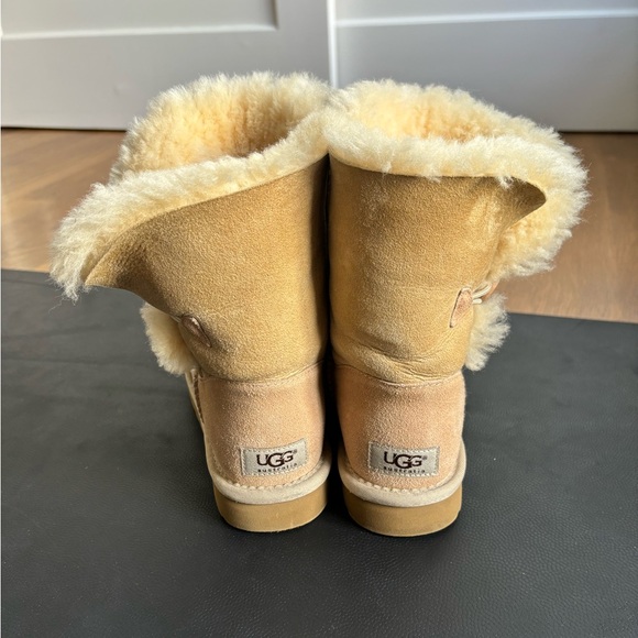ORIGINAL Ugg Australia! Bailey Button size 7 in color sand - Picture 6 of 8
